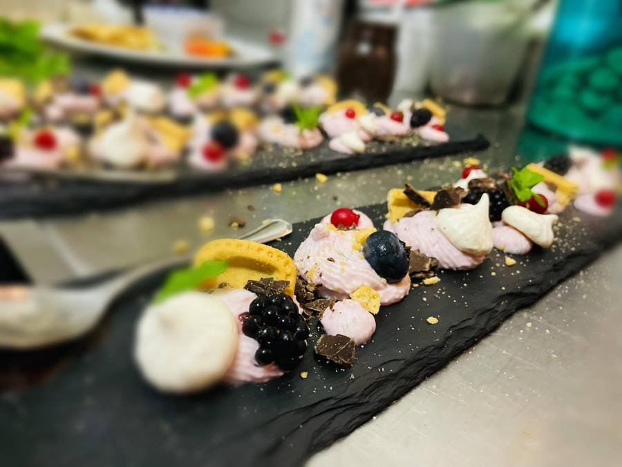 Dolce su ardesia: crema ai frutti di bosco, meringa e cioccolato