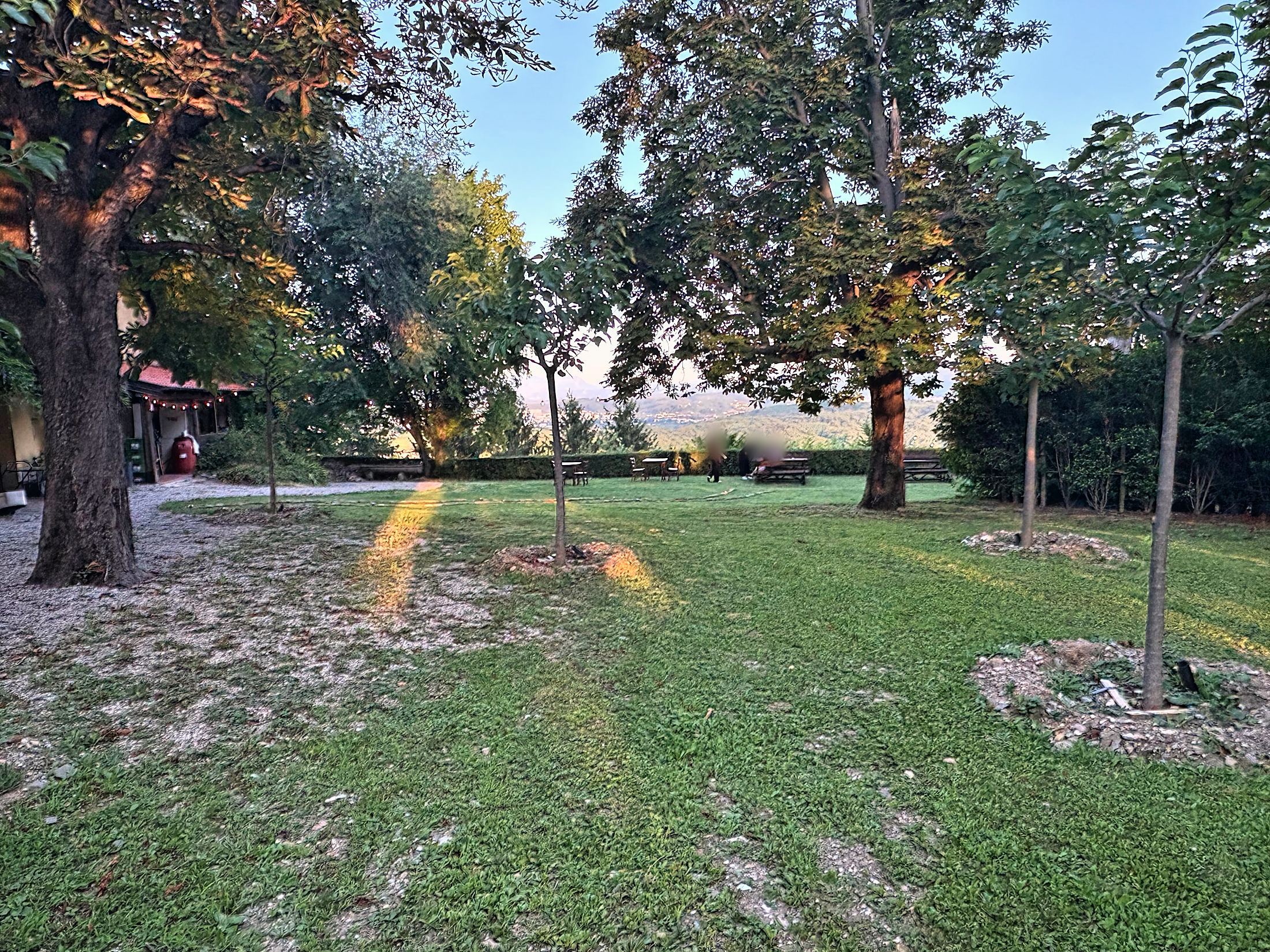 Il prato con vista sulle colline