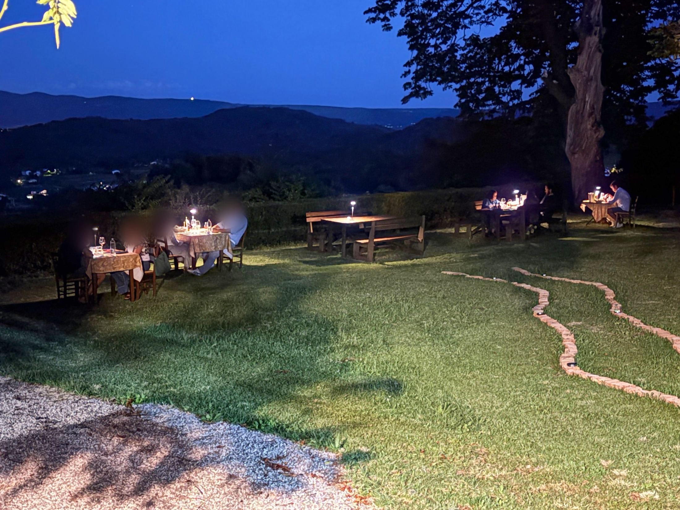 Cena in giardino a lume di candela