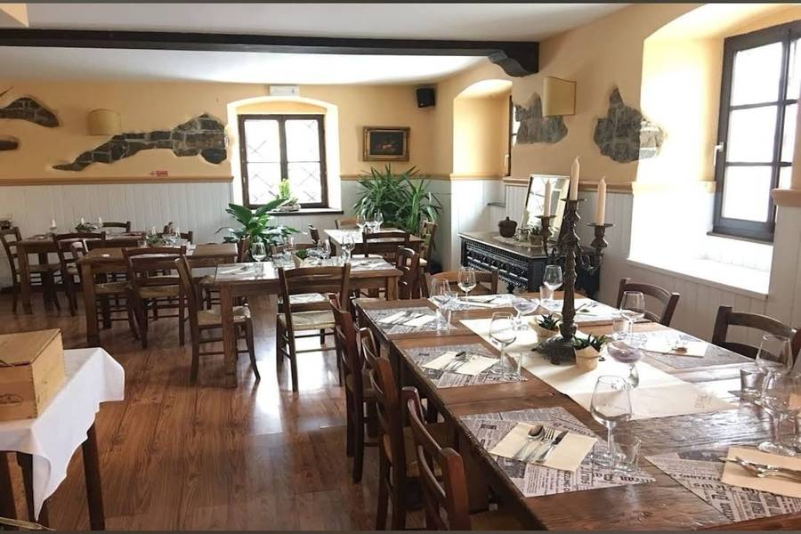 Il giardino di Dvor con i tavoli apparecchiati